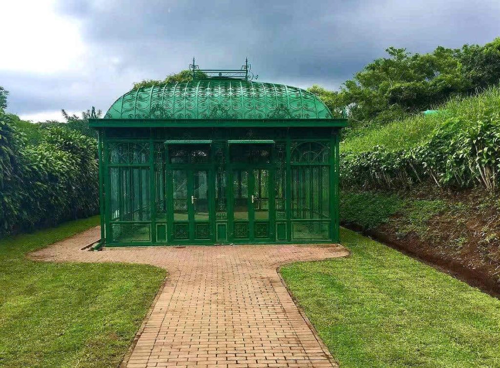 Small Space Success: Urban Victorian Greenhouse In Downtown Chicago